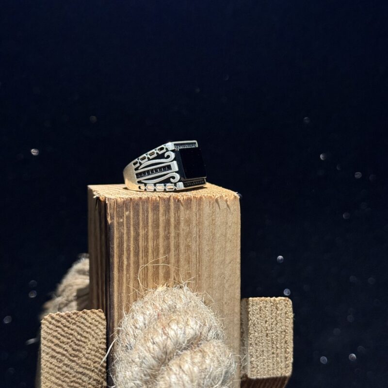 Gece Muhafızı: Siyah Taşlı Tılsımlı Gümüş Yüzük